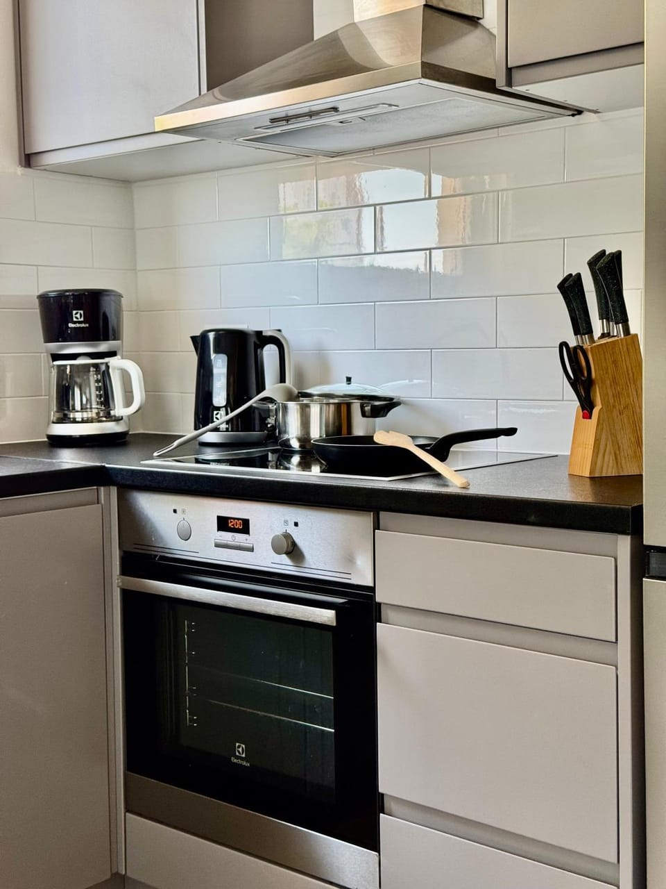 Coffee/tea facilities, dishwasher, stove, toaster