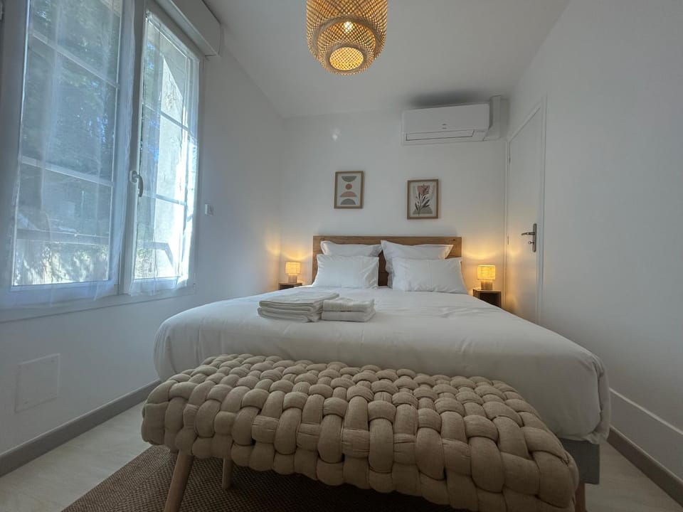 Bedroom, air conditioner