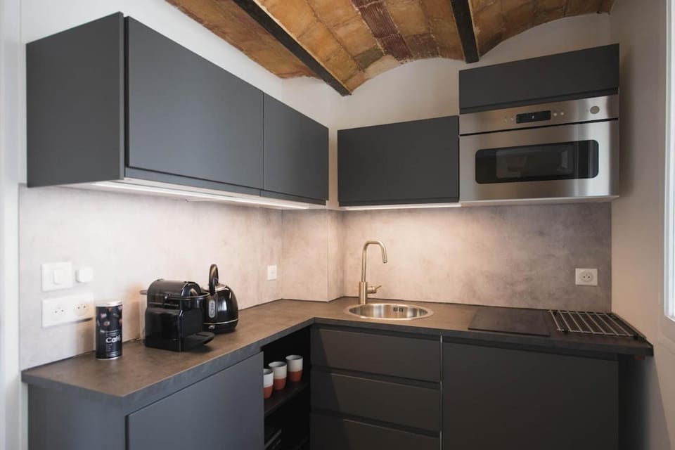 Coffee/tea facilities, Kitchen or kitchenette, stove
