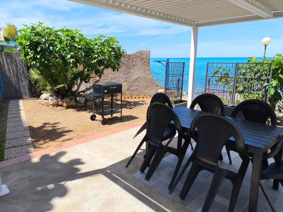 Day, Natural landscape, View (from property/room), Dining area, Sea view