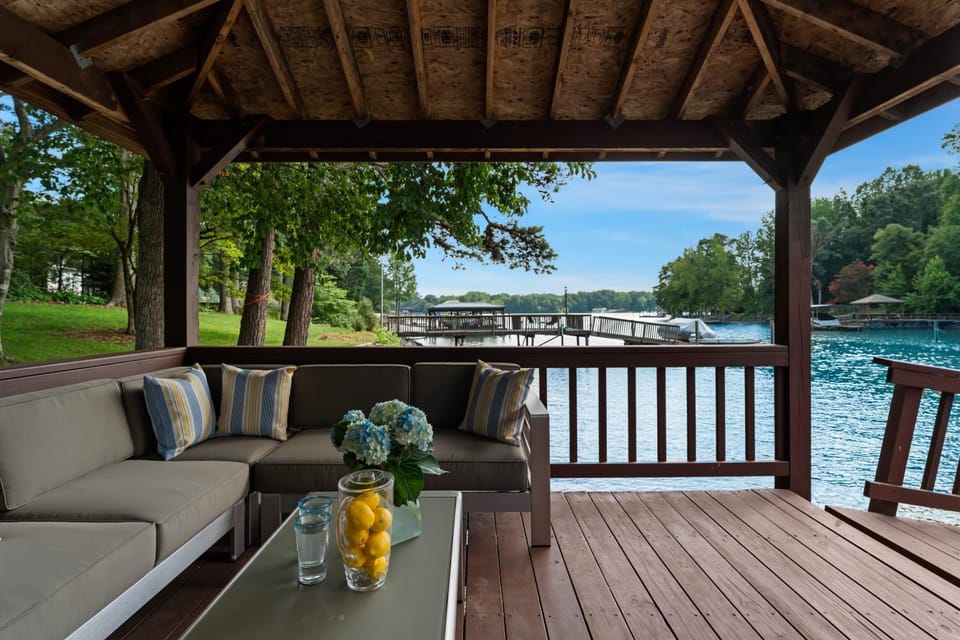 Queens Cove House in Mooresville
