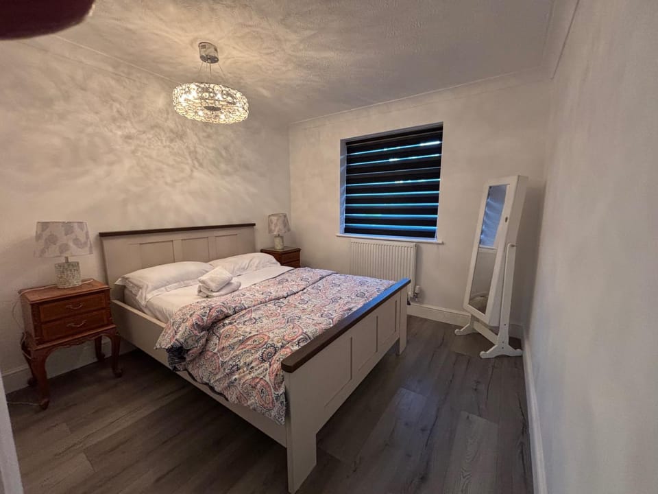 2 Bed-Sleeps 5-Private Garden-Free Parking House in Wycombe District