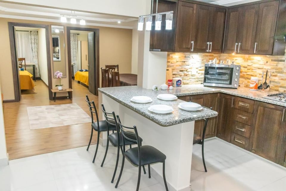 Kitchen or kitchenette, Dining area