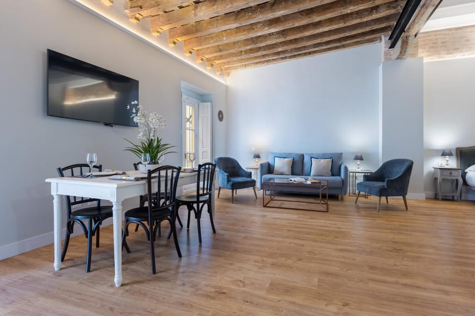 TV and multimedia, Living room, Seating area, Dining area
