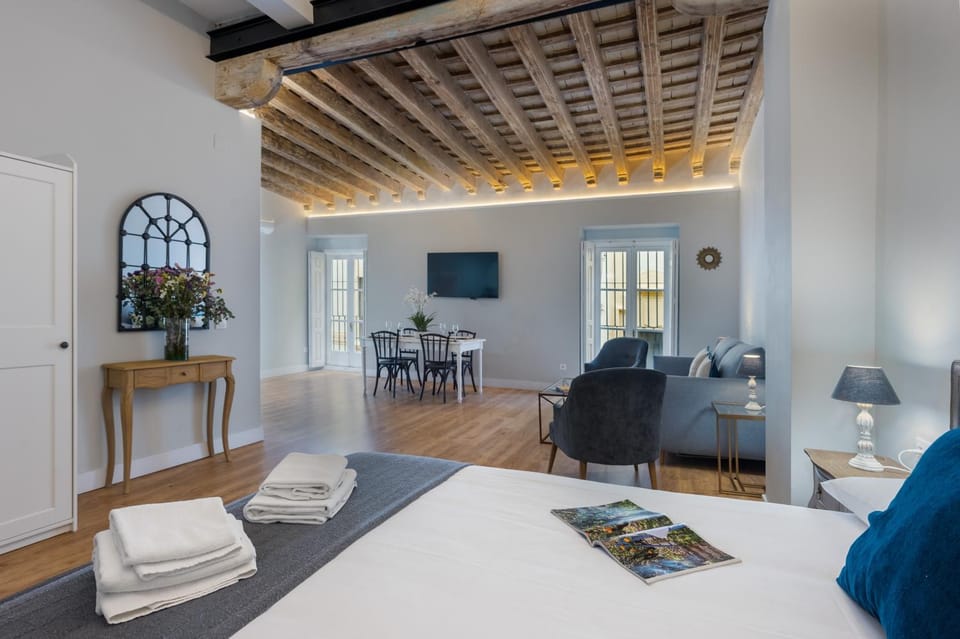 Bed, TV and multimedia, Living room, Seating area, Bedroom, towels