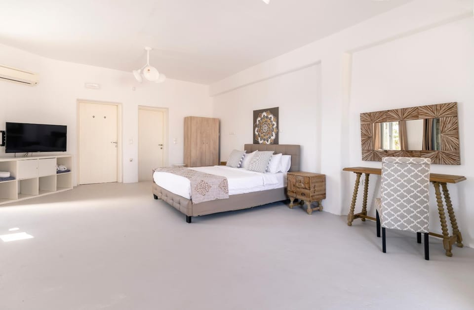 Bed, TV and multimedia, Photo of the whole room, Seating area, Bedroom, wardrobe, air conditioner