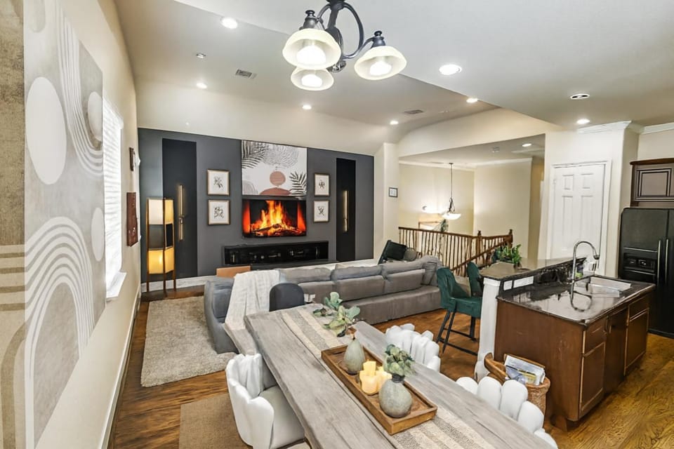 Stylish Home Private Pool, King Bed & Garage House in Houston