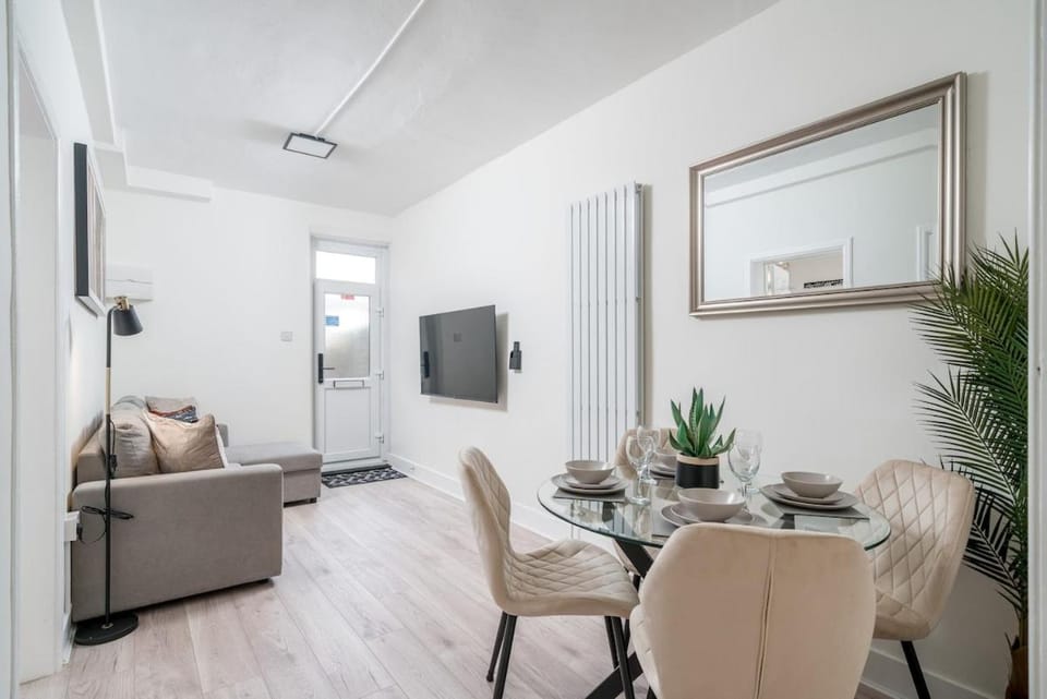 Spacious 2bed flat free parking and garden Apartment in London Borough of Hackney