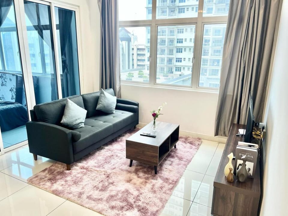 SG 1-6Pax 1Room 4Bed Sky Pod Puchong IOI Mall LRT Apartment in Subang Jaya
