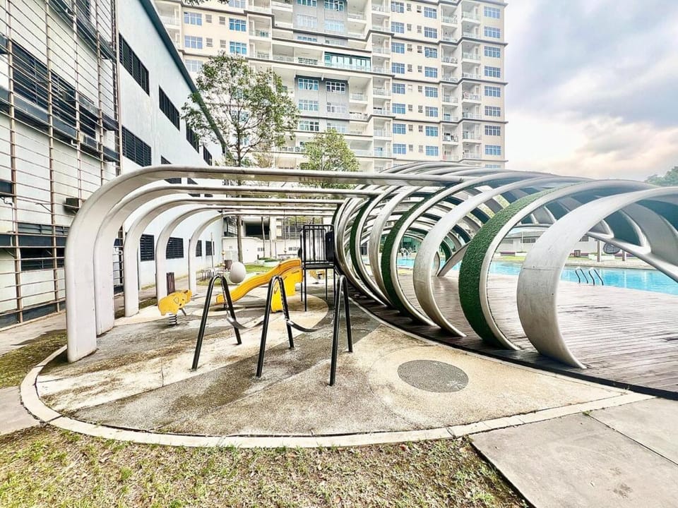 SG 1-6Pax 1Room 4Bed Sky Pod Puchong IOI Mall LRT Apartment in Subang Jaya