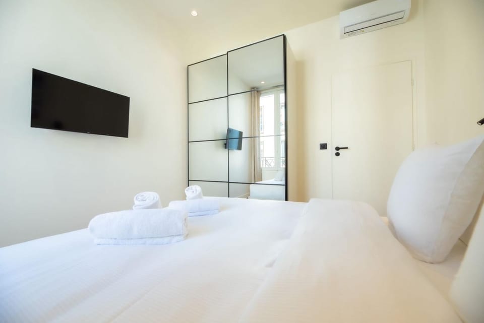 Bedroom, air conditioner