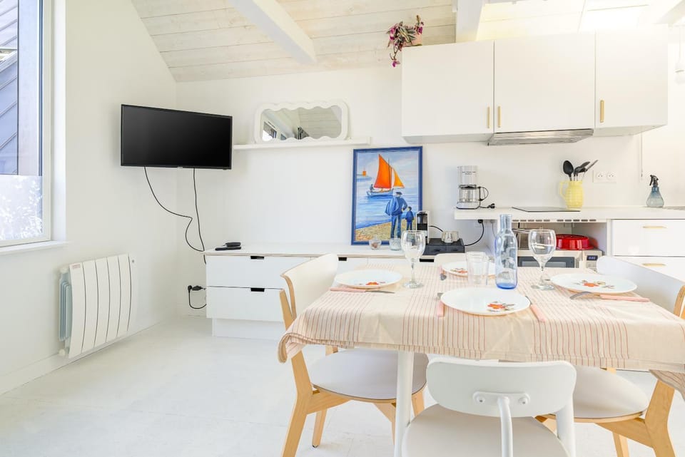 Property building, Kitchen or kitchenette, Living room