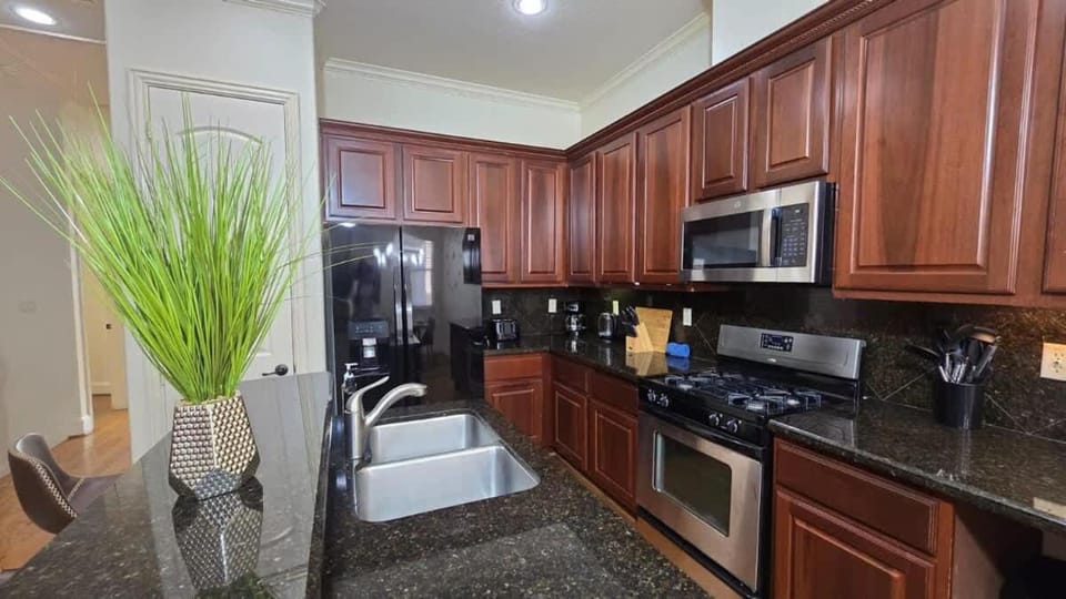 Game & Soak Retreat 3BR Private Jacuzzi Pool Table House in Houston