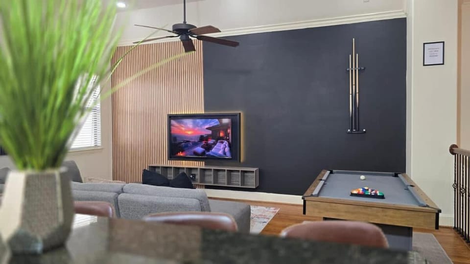 Game & Soak Retreat 3BR Private Jacuzzi Pool Table House in Houston