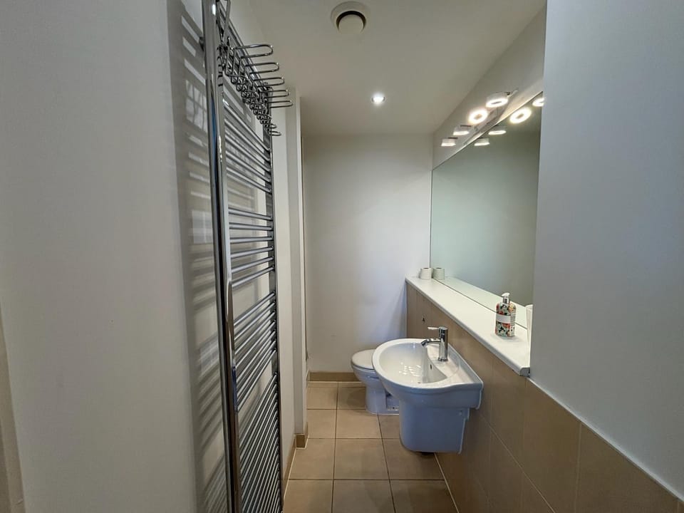 4 Bed Balcony Greenwich Retreat Apartment in London Borough of Southwark