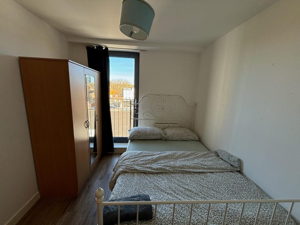 4 Bed Balcony Greenwich Retreat Apartment in London Borough of Southwark