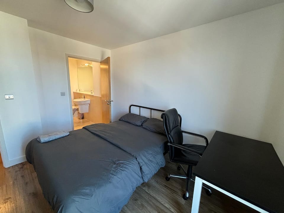 4 Bed Balcony Greenwich Retreat Apartment in London Borough of Southwark