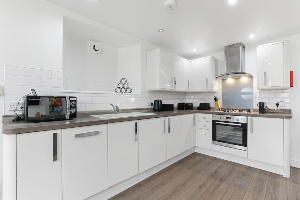 Coffee/tea facilities, Kitchen or kitchenette, dishwasher, oven, stove, toaster