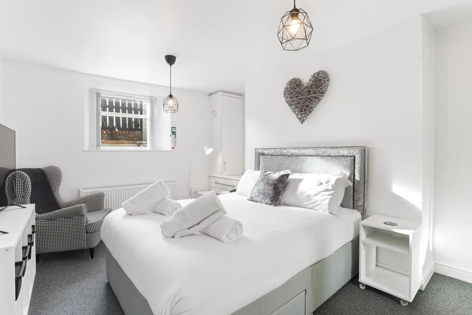 Bed, Photo of the whole room, Bedroom, towels