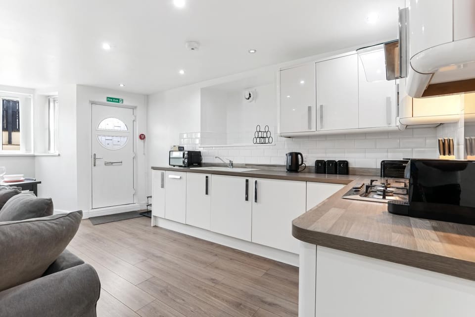 Coffee/tea facilities, Kitchen or kitchenette, Dining area, dishwasher, stove, toaster