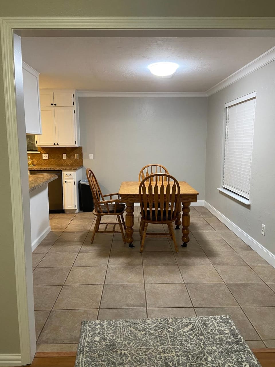 Kitchen or kitchenette, Dining area