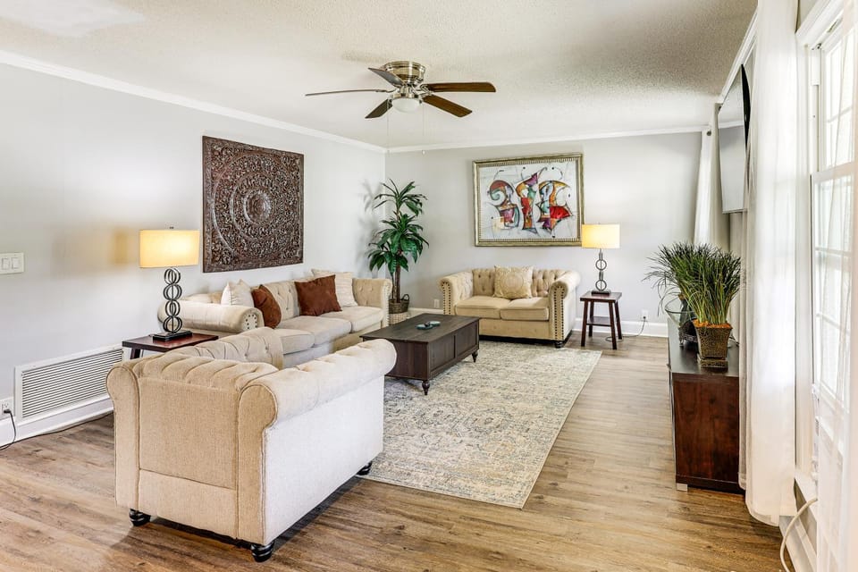 10 Mi to St Simons Island: Home w/ Screened Porch House in Georgia