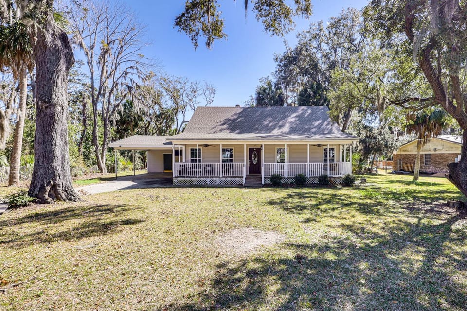 10 Mi to St Simons Island: Home w/ Screened Porch House in Georgia