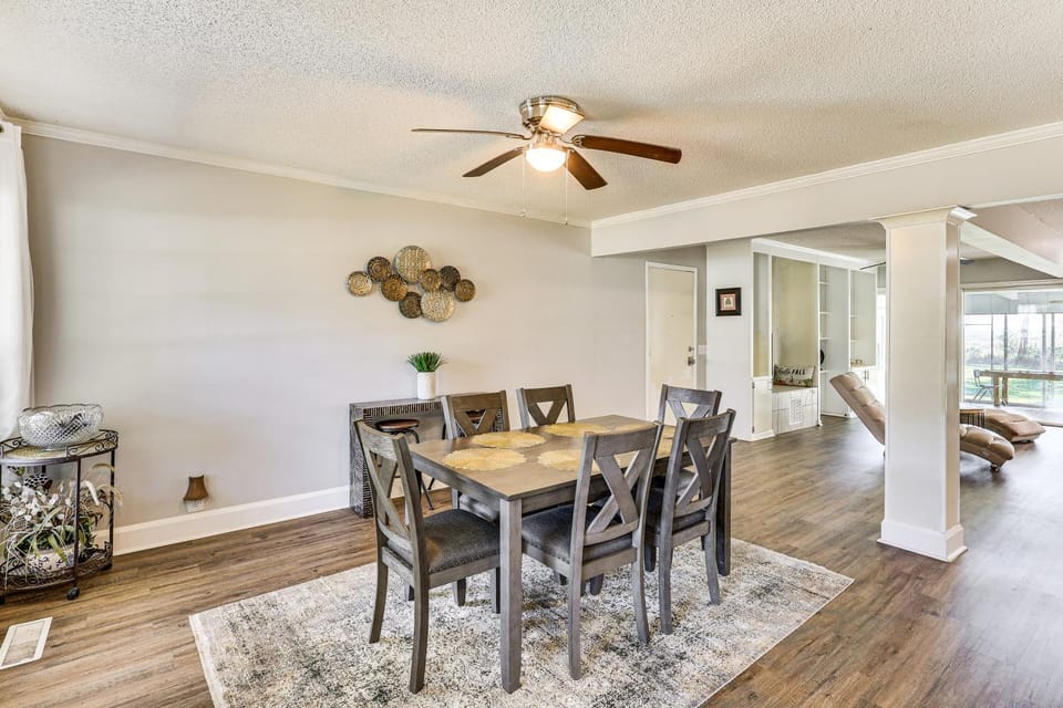 10 Mi to St Simons Island: Home w/ Screened Porch House in Georgia