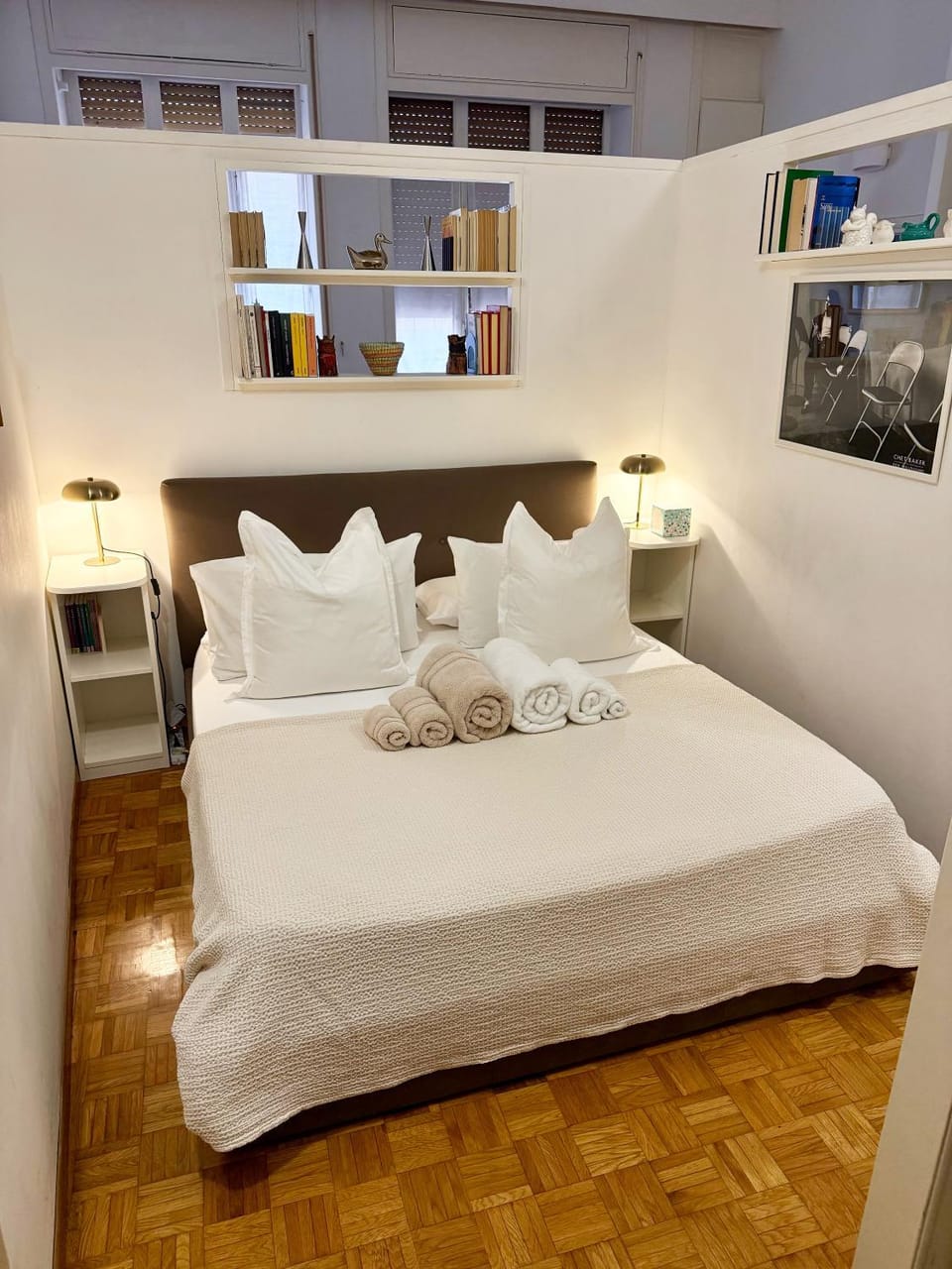 Bed, Bedroom, towels