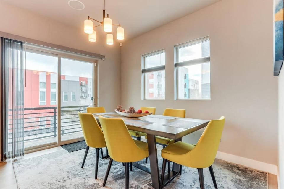 Seating area, Dining area