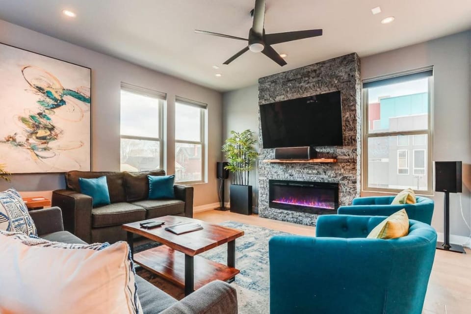 TV and multimedia, Living room, Seating area, fireplace