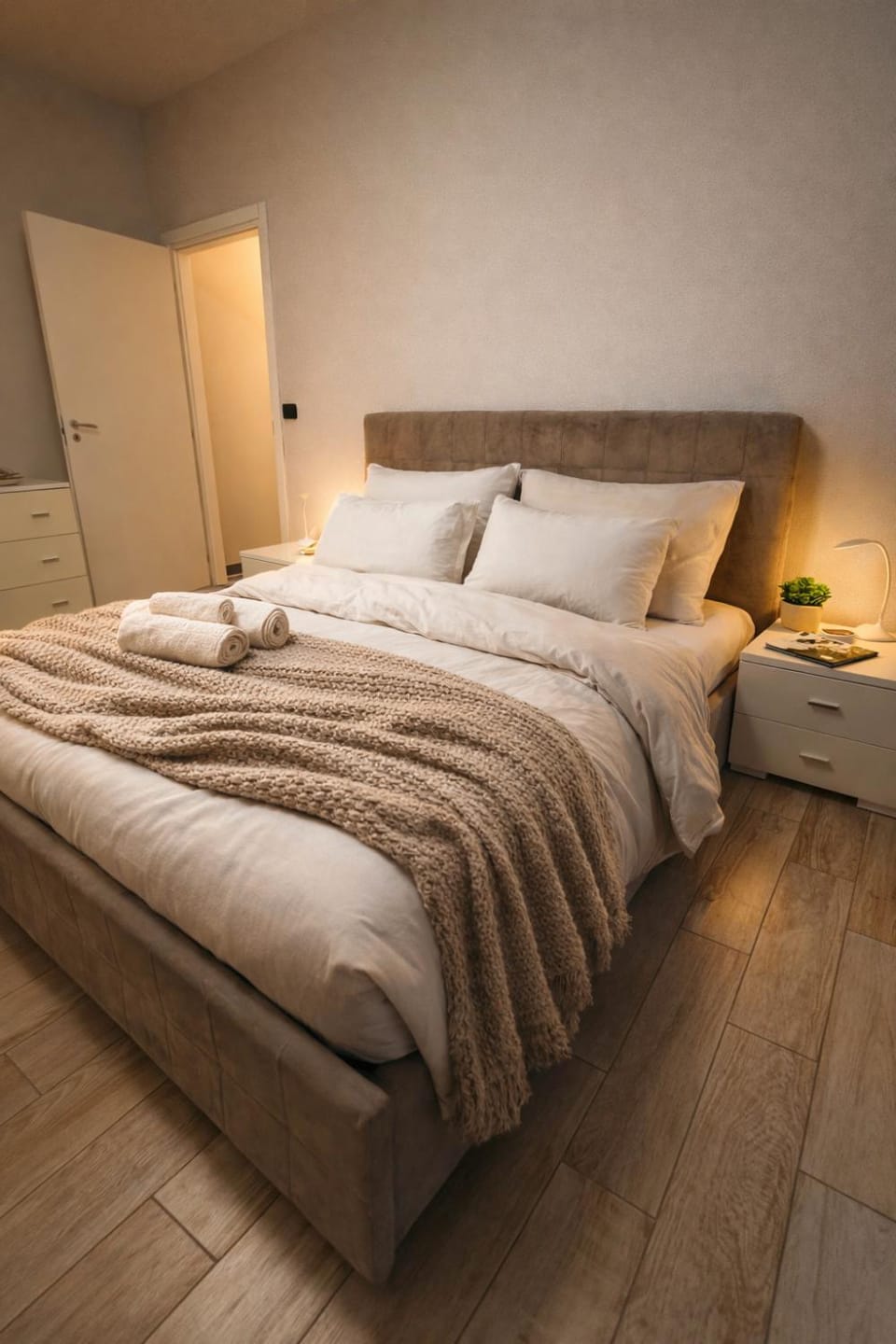 Bed, Bedroom, Area and facilities