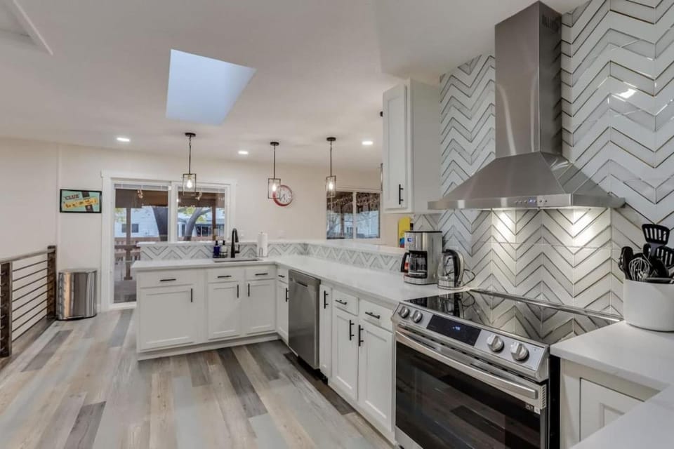 Coffee/tea facilities, Kitchen or kitchenette, dishwasher, stove