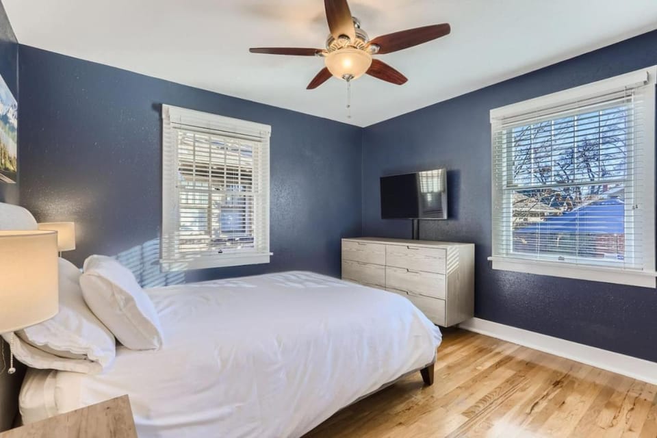 Bed, TV and multimedia, Bedroom
