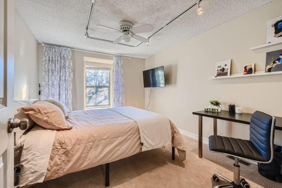 Bed, TV and multimedia, Seating area, Bedroom