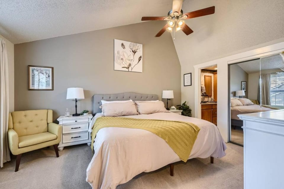 Bed, Photo of the whole room, Bedroom, wardrobe