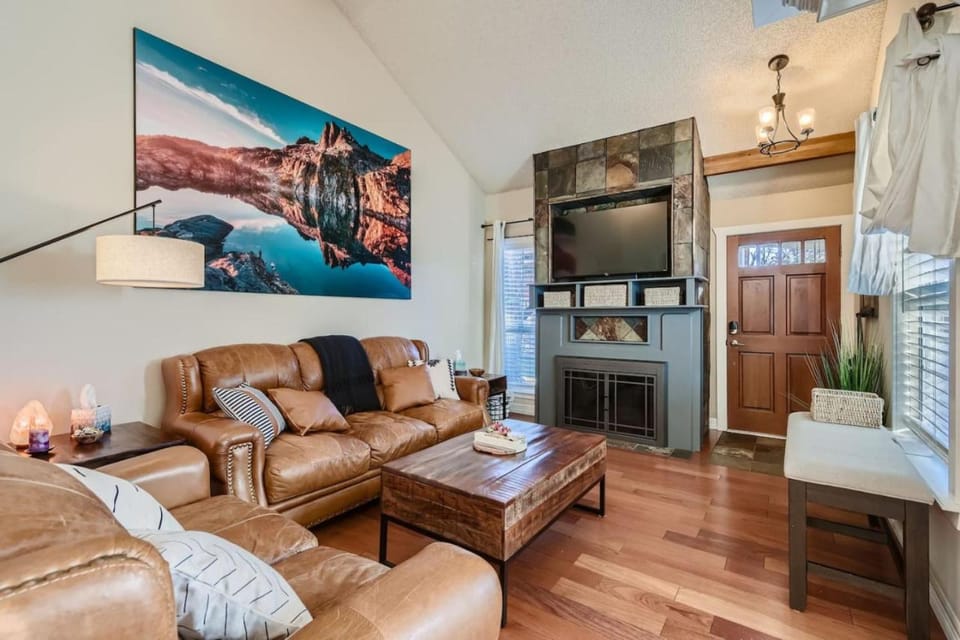 TV and multimedia, Living room, Seating area, fireplace