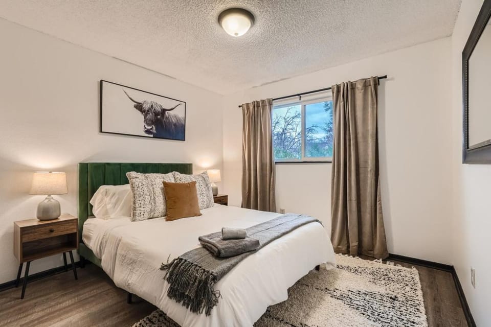 Bed, Photo of the whole room, Bedroom, towels