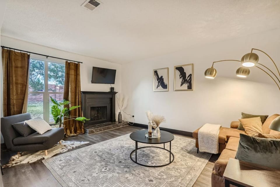 TV and multimedia, Living room, Seating area, fireplace