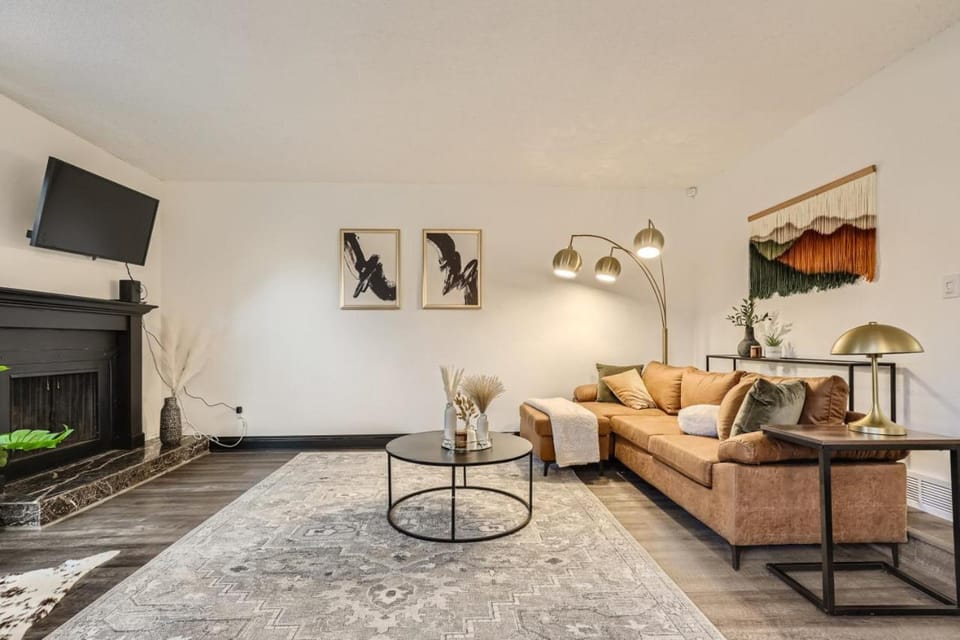 TV and multimedia, Living room, Seating area, fireplace