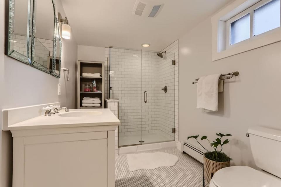 Shower, Toilet, Bathroom, towels