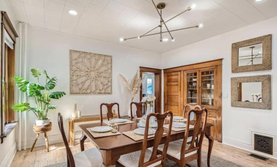 Seating area, Dining area