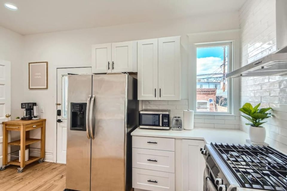 Coffee/tea facilities, Kitchen or kitchenette, dishwasher, microwave, oven, stove, toaster