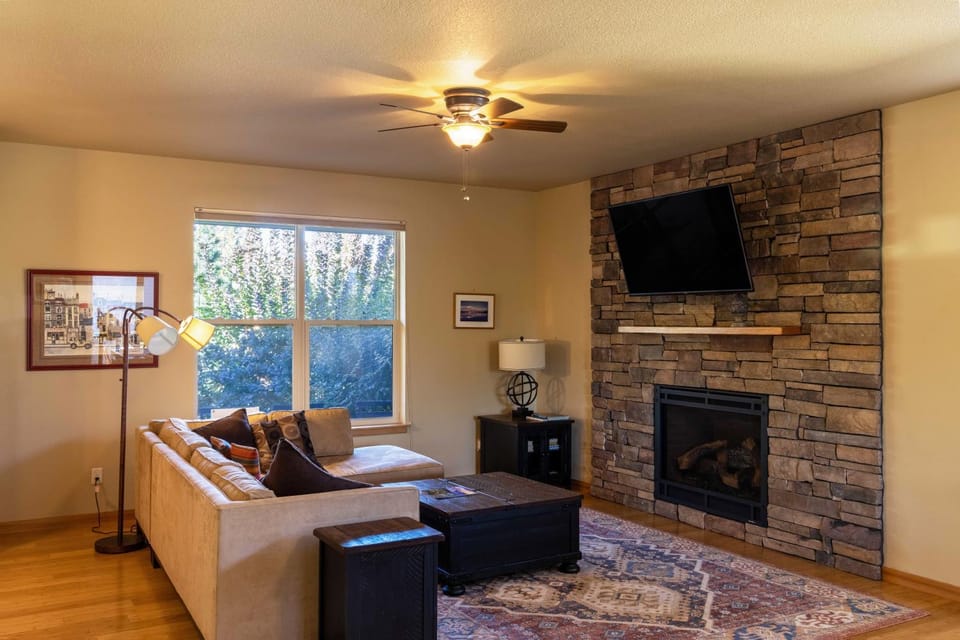 Redtail 30 day minimum House in Hood River