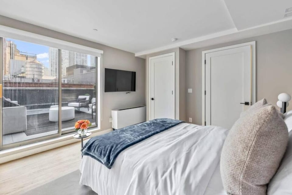 3BR Penthouse Suite with Massive Private Rooftop Apartment in Roosevelt Island