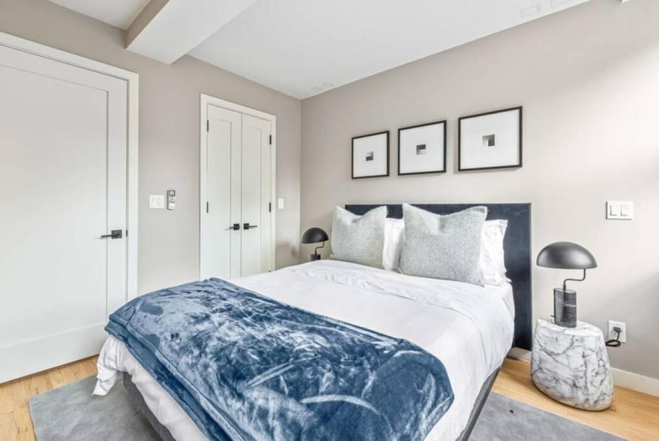 3BR Penthouse Suite with Massive Private Rooftop Apartment in Roosevelt Island