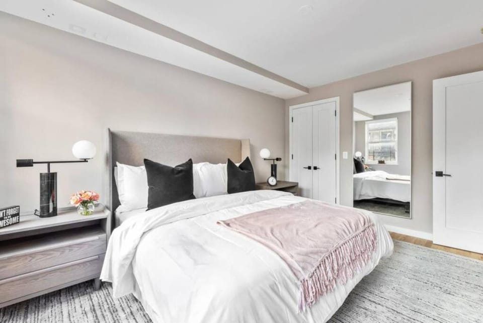 3BR Penthouse Suite with Massive Private Rooftop Apartment in Roosevelt Island