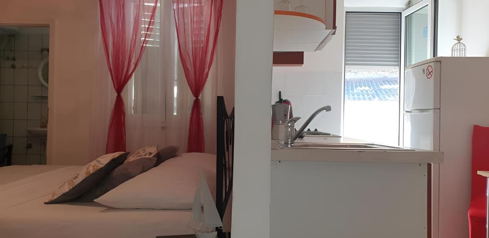 Bedroom, kitchen
