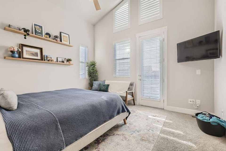 Bed, TV and multimedia, Photo of the whole room, Bedroom