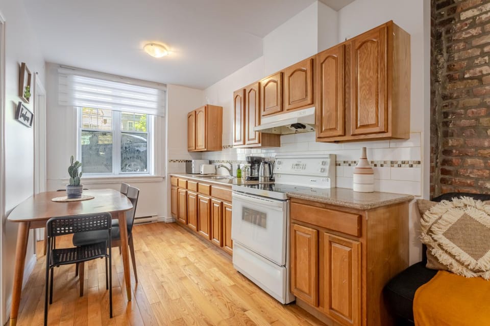 Kitchen or kitchenette, Dining area, dishwasher, oven, pet friendly, stove, toaster